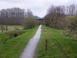 Viaduct A7 over fietspad (voormalige tramlijn) bij Marum.