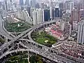 Sterknooppunt in Puxi, Shanghai. Merk op dat er loopbruggen voor voetgangers zijn.