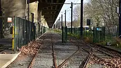 De buiten gebruik gestelde tramsporen