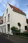 In het pand of op de grens van het erf bevindende stadsmuur(resten)