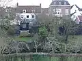 In het pand of op de grens van het erf bevindende stadsmuur(resten)