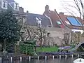In het pand of op de grens van het erf bevindende stadsmuur(resten)