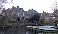 In het pand of op de grens van het erf bevindende stadsmuur(resten)