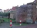In het pand of op de grens van het erf bevindende stadsmuur(resten)