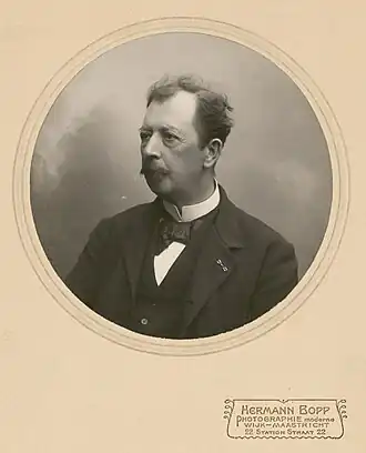 Portretfoto Victor Jaunez, door de Oostenrijkse, in Wyck-Maastricht gevestigde fotograaf Hermann Bopp (na 1900)