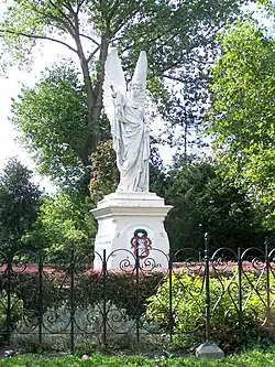 Het beschadigde monument in 2008