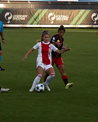 Sabrine Ellouzi (rechts) in duel met Victoria Pelova van Ajax (Excelsior-Ajax, 27-8-2021)