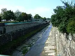 De tunnelbak met de perrons gezien uit het oosten.