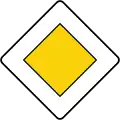 Voorrangsweg (voorrang op alle volgende kruispunten tot aan een einde-voorrangsweg-, voorrangs- of stopbord). In sommige landen is de betekenis gewijzigd in alleen het volgende kruispunt.