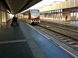 Een metro op weg naar het zuiden langs het perron.
