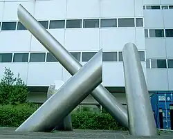 Kunstwerk Vier kolommen onder een hoek van 45 graden van André Volten