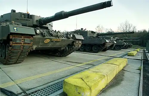 (1996) Vier Leopard 2A4 tanks van het COKL.