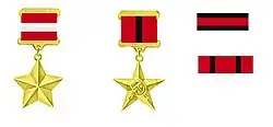 De twee sterren van de heldenorden, het oude lint van een held van het Volk en het lint van een Moeder-Heldin