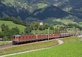 Vier locomotieven in treinschakeling: twee SBB Re 6/6 en twee SBB Re 4/4 II bij Frutigen, Zwitserland, 16&nbsp;juni 2007.