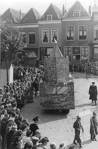 Viering in 1949 van het 1100-jarig bestaan van Zierikzee, met een uitbeelding van het Gravenhof op een wagen
