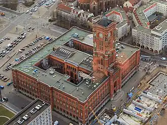 Zicht op het raadhuis vanaf de Fernsehturm.