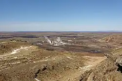 De centrale gezien vanaf de berg Þorbjörn voordat er beschermingswallen omheen werden opgeworpen.