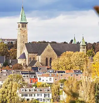 De kerk gezien vanaf de Sint-Pietersberg (2023)