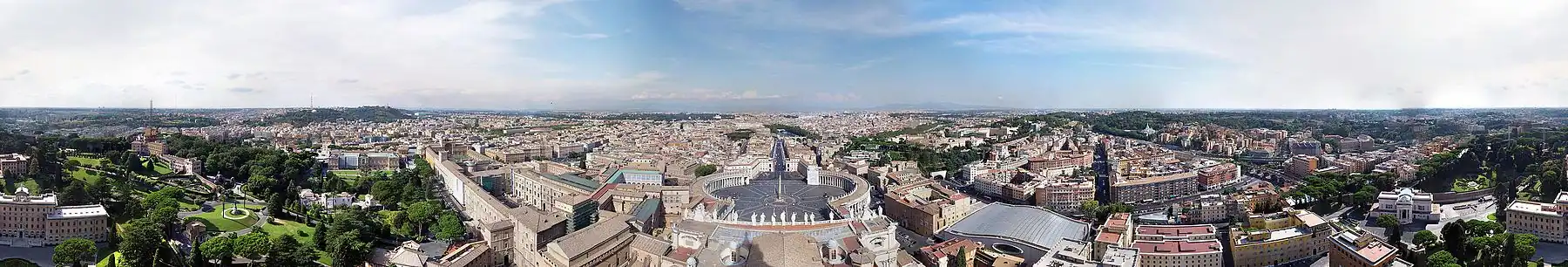 Panoramisch uitzicht over Rome uit het westen vanuit de koepel van de Sint-Pieter