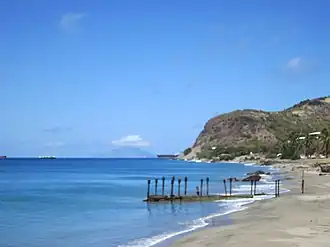 Oranje Beach met de overblijfselen van een aanlegsteiger