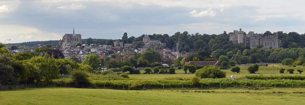 Gezicht op Arundel, met van links naar rechts de Kathedraal van Arundel, de Fitzalan Chapel en Arundel Castle.