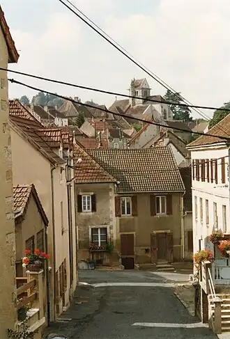 Straatje in Couches met de Église Saint-Martin