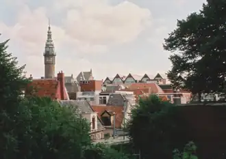 Zicht over de Groningse binnenstad, met rechts van het Academiegebouw de daken van de Universiteitsbibliotheek