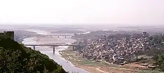 Zicht op de stad Jammu aan de rivier Tawi