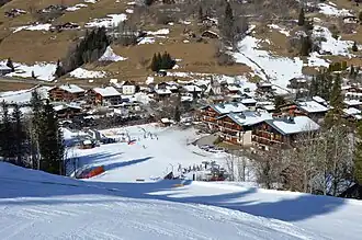 Zicht op het gehucht Le Plan, deel van het skigebied Les Portes du Mont-Blanc