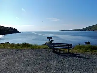 Zicht op de zee-inham Maddox Cove van aan de rand van het gelijknamige dorp