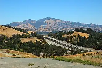 Westelijke flank van Mount Diablo, met de California State Route 24 in de voorgrond.