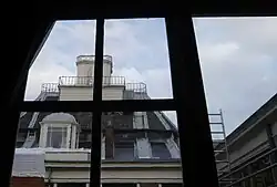 De sterrenwacht van Teylers Museum, gezien vanuit het Fundatiehuis