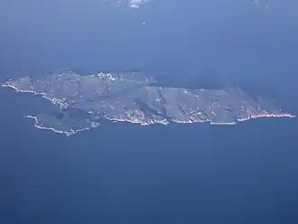 Zicht op het eiland vanuit het zuidwesten. Dorpen: links Giglio Campese, midden Giglio Castello, rechts boven heuvelrug Giglio Porto.