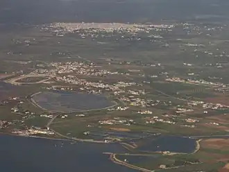 Zicht op de kust en Paceco