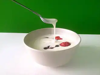 Viili yoghurt met aardbeien en bosbessen