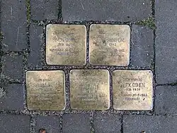 Groep van vijf stenen voor de Van Lawick van Pabststraat 107