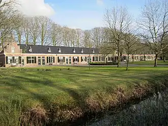Gasthuis bij Park Vijversburg, van de Stichting "Op Toutenburg", Zwartewegsend 1-39, Tytsjerk, in 1894 ontworpen door architect Hendrik Hendriks Kramer.