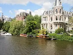 Villa's uit het einde van de 19e eeuw tussen Weteringschans en Singelgracht, tegenover het Rijksmuseum.