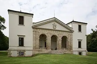 Villa Pisani, de voorzijde aan de oever van de Guà