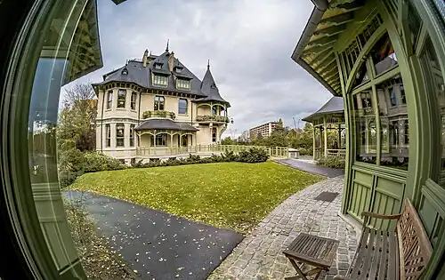 Villa vanuit het paviljoen