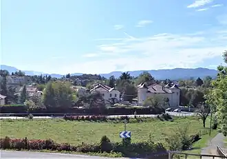 Gezicht op Coublevie met gemeentehuis (rechts)