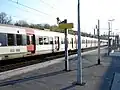 Metrotrein rijdt het station binnen