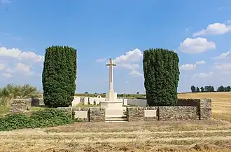 Vooraanzicht met Cross of Sacrifice