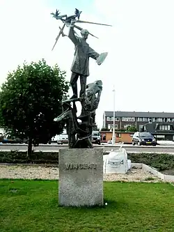 Beeld 'Vincent in het groen', naast de Molen van Sloten