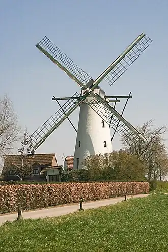 Gezicht op de molen vanuit het zuidwesten.