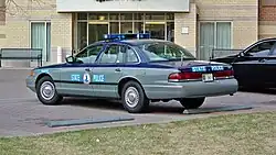 Een Ford Crown Victoria van de Virginia State Police. Dit model heeft de nieuwe achterlichten, met een verplaatste kentekenplaat ertussen.