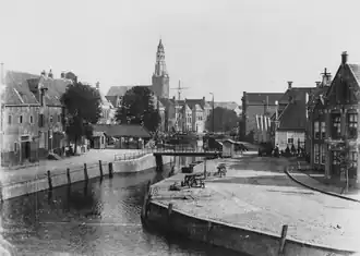 Gezicht over de Noorderhaven en de Vissersbrug naar de Hoge en Lage der A (ca. 1882)