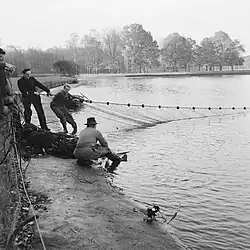 Het binnenhalen van de vis met een zegen