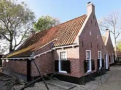 Visserswoning onder zadeldak tussen topgevels (Museum 't Fiskershúske)