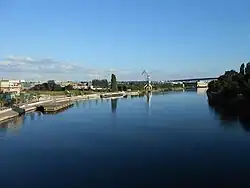 Het kanaal Brussel-Schelde ten zuiden van de Europabrug, met de (voormalige) brownfields aan de linkerkant en Drie Fonteinen aan de rechterkant